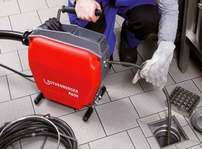 M&aacute;y th&ocirc;ng tắc cống cầm tay gi&uacute;p nh&agrave; tắm hết bị tắc