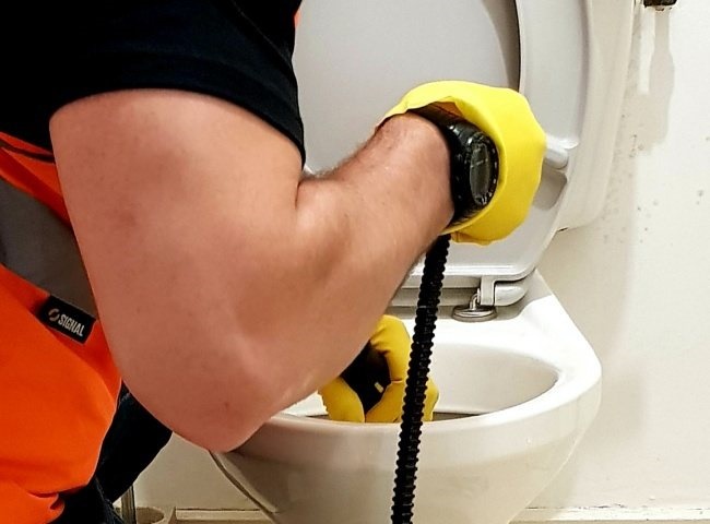 Th&ocirc;ng tắc bồn cầu Quận 6 cảnh b&aacute;o 