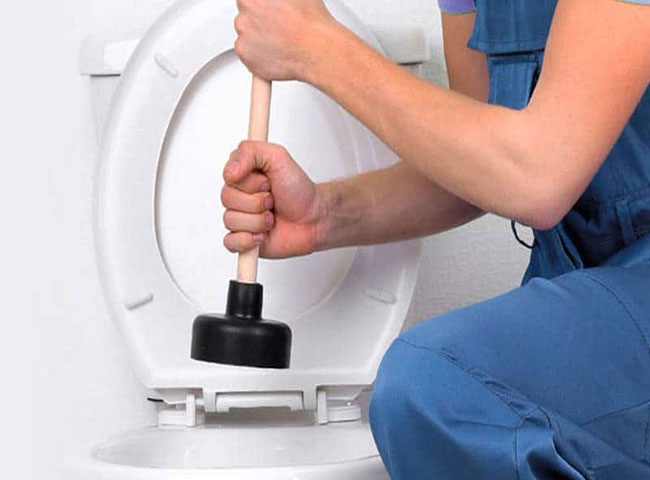 Th&ocirc;ng cầu nghẹt bằng bơm thụt bồn cầu cần lưu &yacute; những g&igrave;